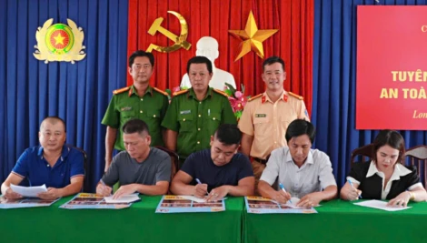 Tuyên truyền an toàn giao thông cho lực lượng an ninh cơ sở và chủ quán nhậu