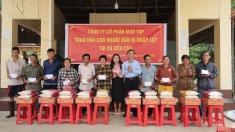 Xã Bến Cầu trao quà cho người dân vùng lũ