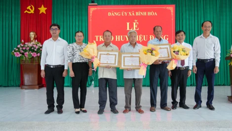 Xã Bình Hòa: Trao Huy hiệu Đảng cho 3 đảng viên