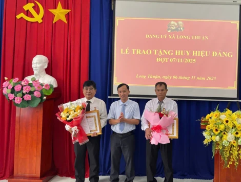 Xã Long Thuận: Trao Huy hiệu Đảng đợt 07/11