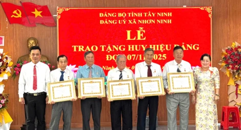 Xã Nhơn Ninh: Trao Huy hiệu Đảng cho 7 đảng viên
