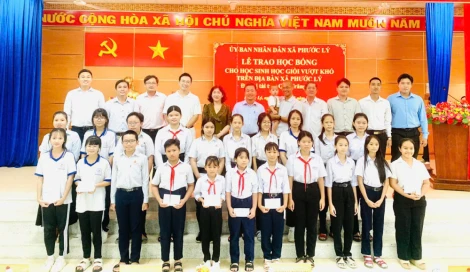 Xã Phước Lý: Tặng học bổng cho học sinh có hoàn cảnh khó khăn