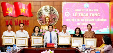 Xã Tân Trụ: Trao Huy hiệu Đảng cho 6 đảng viên