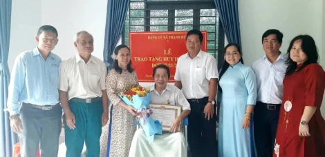 Xã Thạnh Đức: Trao Huy hiệu Đảng cho 8 đảng viên