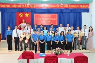 Xã Hòa Hội trao Huy hiệu Đảng cho 8 đảng viên