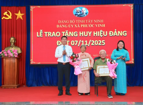 Đảng ủy xã Phước Vinh trao tặng Huy hiệu Đảng đợt 07/11
