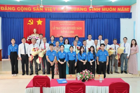 Xã Hòa Hội trao Huy hiệu Đảng cho 8 đảng viên