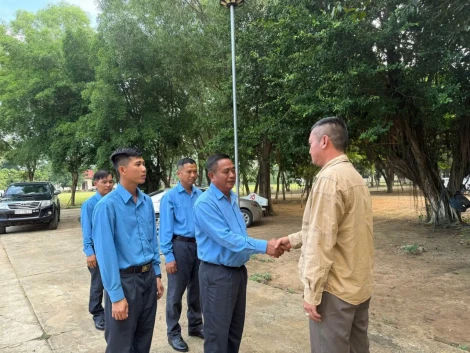 Đội K73 thăm và làm việc với Tiểu khu Quân sự tỉnh Battambang (Vương quốc Campuchia)