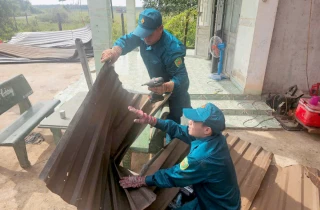Ban Chỉ huy Phòng thủ khu vực 3 - Tân Ninh: Giúp dân khắc phục hậu quả giông lốc