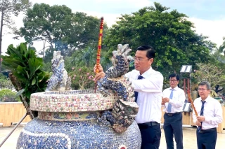 Sở Nông nghiệp và Môi trường thắp hương tri ân các anh hùng liệt sĩ