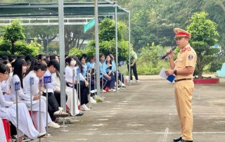 Tuyên truyền về trật tự, an toàn giao thông cho hơn 1.500 giáo viên, học sinh Trường THPT Gò Đen