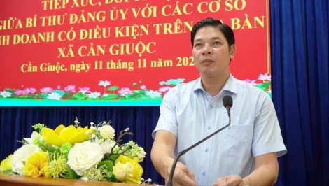 Bí thư Đảng ủy xã Cần Giuộc đối thoại với các cơ sở kinh doanh có điều kiện