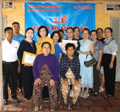 Hai hoàn cảnh khó khăn ở xã Phước Chỉ được nhận bò sinh sản