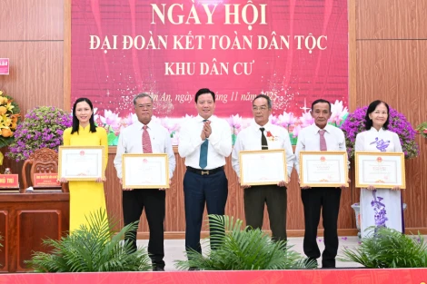 Phó Chủ tịch UBND tỉnh Phạm Tấn Hòa dự Ngày hội Đại đoàn kết toàn dân tộc tại phường Tân An