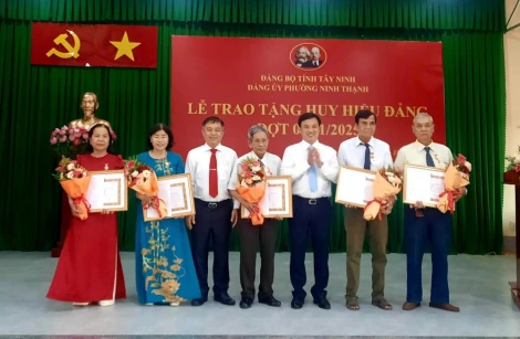 Phường Ninh Thạnh trao Huy hiệu Đảng cho 5 đảng viên lão thành