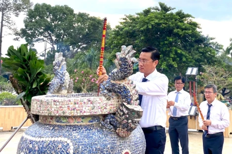 Sở Nông nghiệp và Môi trường thắp hương tri ân các anh hùng liệt sĩ