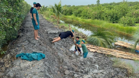 Xã Bình Thành: Lực lượng dân quân tiếp tục hỗ trợ Nhân dân gia cố đê bao ngăn lũ