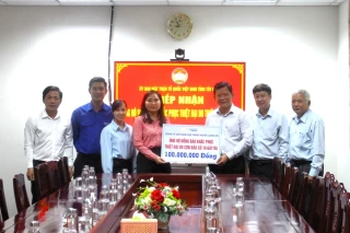 Công ty Cổ phần Cấp thoát nước Long An ủng hộ đồng bào bị thiệt hại do thiên tai