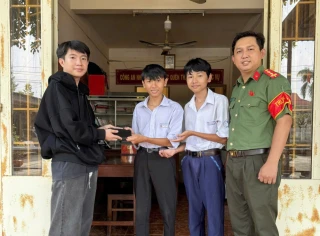 Công an xã Tân Châu: Tiếp nhận và trao trả tài sản đánh rơi cho người dân