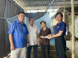 Trao tiền hỗ trợ cho anh Nguyễn Đông Hải