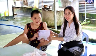 Xã Truông Mít thăm hỏi, tặng quà cho bệnh nhân hiểm nghèo và hộ nghèo