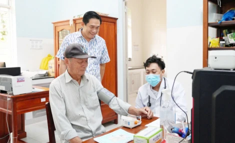 Bí thư Đảng ủy xã Tân Tập làm việc với Trạm Y tế xã