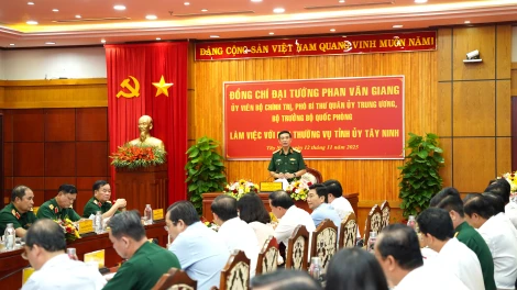 Bộ trưởng Bộ Quốc phòng Phan Văn Giang làm việc với Ban Thường vụ Tỉnh ủy Tây Ninh