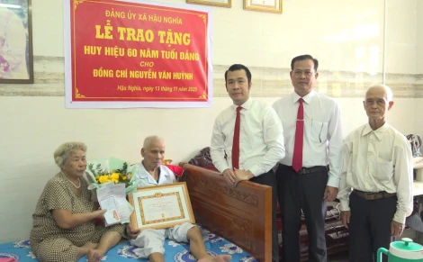 Xã Hậu Nghĩa trao tặng Huy hiệu 60 năm tuổi Đảng