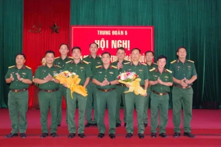 Bàn giao chức vụ Trung đoàn trưởng Trung đoàn 5