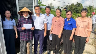 Thăm, hỗ trợ các hộ dân bị thiệt hại do mưa lớn, lũ gây ra trên địa bàn phường Kiến Tường