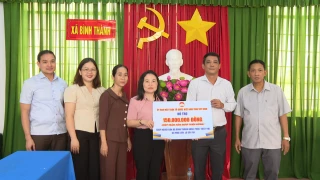 Thăm hỏi, hỗ trợ các hộ dân bị thiệt hại do mưa, lũ tại xã Bình Thành