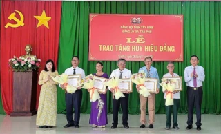 Xã Tân Phú trao tặng Huy hiệu Đảng cho đảng viên