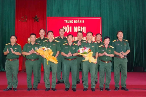 Bàn giao chức vụ Trung đoàn trưởng Trung đoàn 5