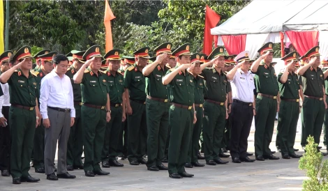 Đoàn công tác Bộ Quốc phòng dâng hương, tưởng niệm các anh hùng liệt sĩ