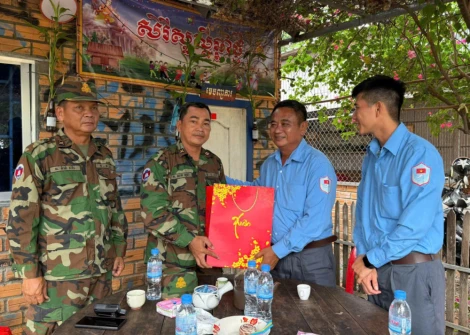 Đội K73 khảo sát thông tin mộ liệt sĩ tại tỉnh Battambang, Vương quốc Campuchia