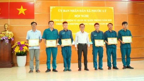 Xã Phước Lý: Khen thưởng 3 tập thể, 6 cá nhân thực hiện tốt nhiệm vụ quân sự, quốc phòng