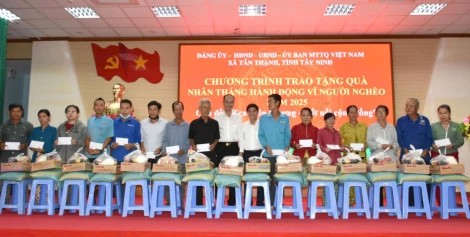 Xã Tân Thạnh: Trao 100 phần quà cho các hộ nghèo, cận nghèo