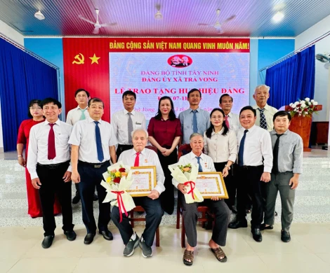 Xã Trà Vong: Trao tặng Huy hiệu Đảng đợt 07/11