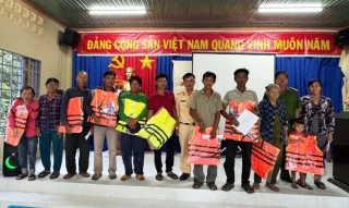 Tuyên truyền pháp luật và tặng áo phao cho người dân hành nghề đánh bắt thủy sản