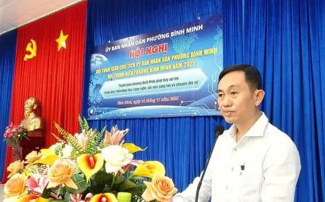 Chủ tịch UBND phường Bình Minh Lương Bá Can đối thoại với thanh niên