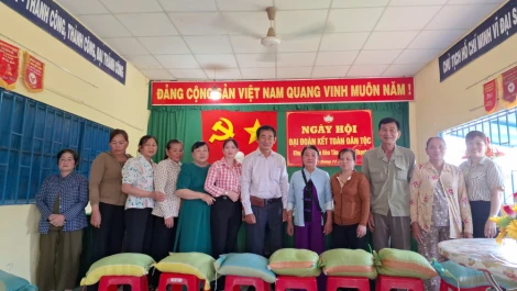 Hậu Thạnh: Các ấp Thanh An, Hòa Hưng và Hòa Tân sôi nổi tổ chức Ngày hội Đại đoàn kết toàn dân tộc