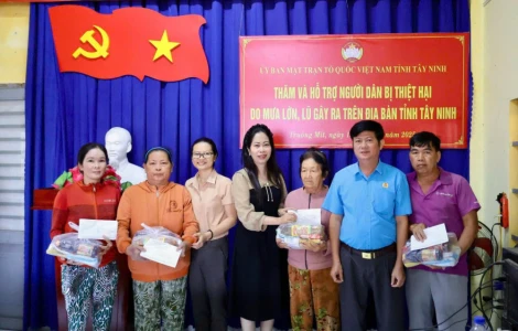 Tây Ninh: Trao 50 triệu đồng hỗ trợ các hộ dân bị thiệt hại do mưa lớn, lũ