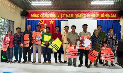 Tuyên truyền pháp luật và tặng áo phao cho người dân hành nghề đánh bắt thủy sản