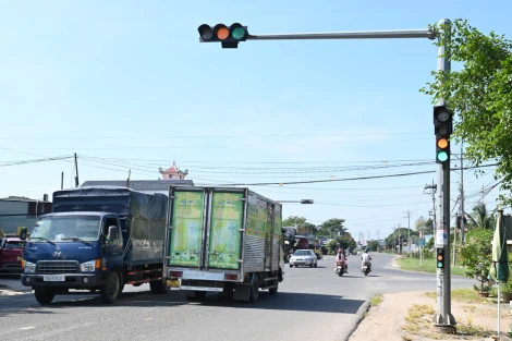 Bất thường đèn tín hiệu giao thông ở ngã ba Sơn Đình