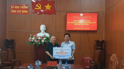 UBMTTQ Việt Nam tỉnh Tây Ninh thăm hỏi, hỗ trợ người dân bị thiệt hại do mưa bão tại xã Hậu Thạnh