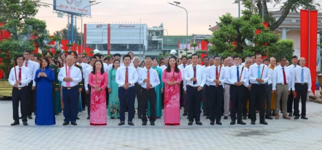 Đoàn đại biểu Đại hội MTTQ Việt Nam tỉnh Tây Ninh viếng Nghĩa trang liệt sĩ Long An