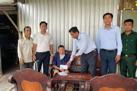 Xã Bình Thành: Thăm hỏi, hỗ trợ các hộ dân bị thiệt hại do mưa, lũ