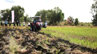 Nông dân xã Cầu Khởi trải nghiệm lái thử dòng máy cày nhãn hiệu Yanmar