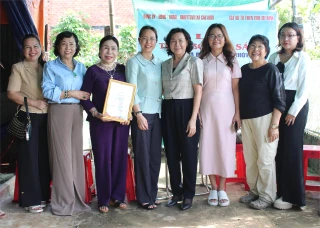 Trao bò sinh sản cho phụ nữ có hoàn cảnh khó khăn xã Cầu Khởi