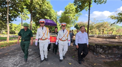 Di dời hài cốt liệt sĩ về quê nhà an táng